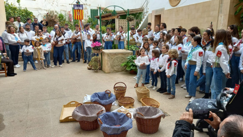 Els Salers recorren els carrers de Felanitx arreplegant les darreres panades i robiols