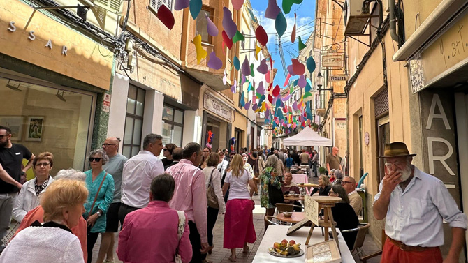 Multitudinària i ben acolorida la Fira de Maig d’enguany