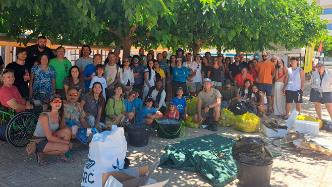 PortsIB col·labora en una jornada de neteja del litoral i del fons marí a la badia de Portocolom