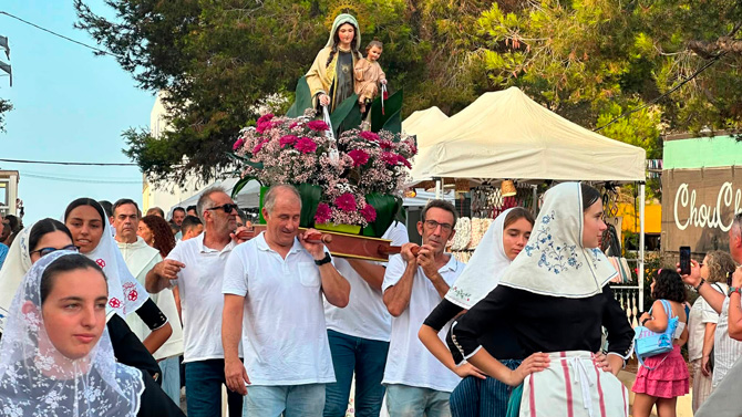 Festa grossa a Portocolom amb motiu de la festivitat de la Mare de Déu del Carme, celebrada per terra i per mar
