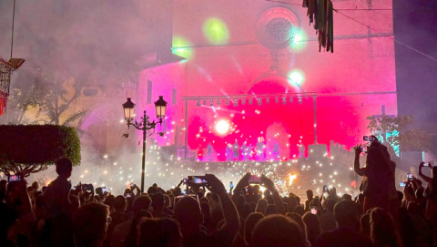 Els Espiadimonis celebren 15 anys amb un gran correfoc pel centre de la vila