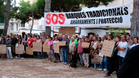 Unes 300 persones es concentren a Portocolom per defensar les  barques tradicionals