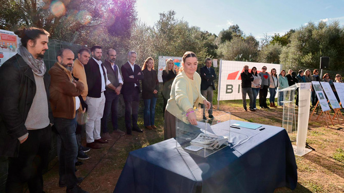 La presidenta Prohens col·loca la primera pedra del nou centre educatiu de Felanitx